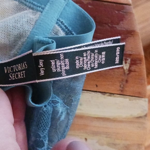 GREAT CONDITION VICTORIA SECRET VERY SEXY PLUNGE UNLINED LACE BRA SZ 32D - Picture 6 of 8